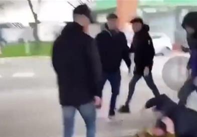 Брутална тепачка на англиски навивачи на бензинска пумпа ја згрози Европа (ВИДЕО)