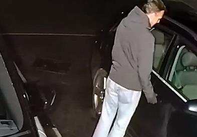 Ќе оди во затвор, зашто има манија да допира кваки на автомобили (ВИДЕО)
