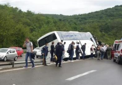 На возачот му се слошило, автобус со ученици од Ниш ја пробил банкината 