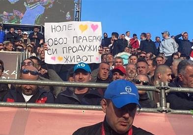 Прабаба на натпревар на Ѓоковиќ се појави со транспарент, што ја насмеа публиката 