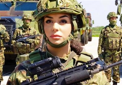 Која е убавицата која ги засени сите на воената смотра во Батајница?