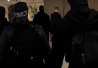 Група маскирани членови на „Златна зора“ упаднаа на изложбата на Сергеј Андреевски во Солун