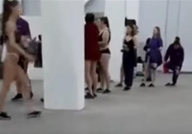 Видео од Русија: Работнички се соблекуваат за да покажат дека ништо не украле!