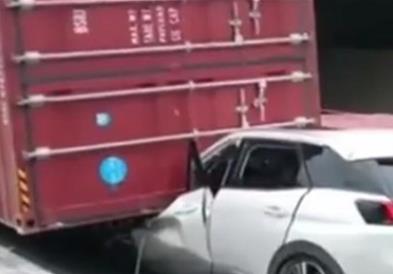 Тешка несреќа во Турција: Приколка од камион падна врз автомобил на кошаркар на Ефес (ВИДЕО)