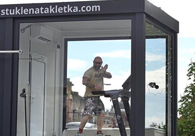 Бугарски спортист се затвори во стаклена кутија за да им помогне на младите зависници