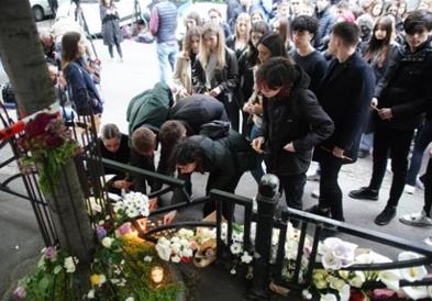 Ден по масакрот во Белград, тага, солзи, свеќи и цвеќиња за младите жртви