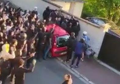 Видео: Гневни навивачи на ПСЖ пред домот на Нејмар