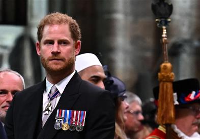 Таблоид му се извини на принцот Хари за хакирање на телефонот: Има право на соодветен надомест
