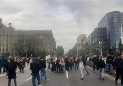 Почна протестот во Белград против насилството, затворен центарот на градот (ВИДЕО)