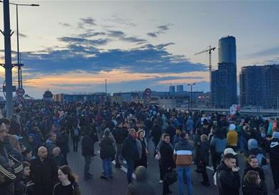 Во Белград заврши протестот против насилството, според опозицијата имало над 10.000 луѓе(ВИДЕО)