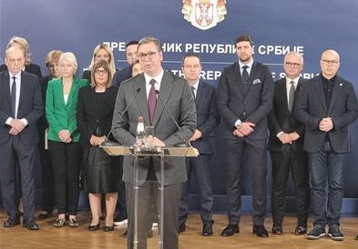Вучиќ кон новинарка: Невоспитани сте, одамна заслуживте да бидете отстранети
