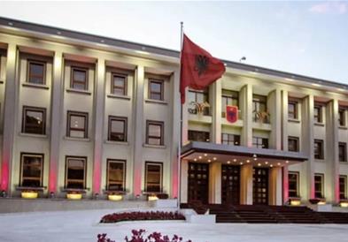Албанските функционери, министри и пратеници со повисоки плати од 65 до 98 отсто
