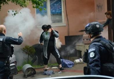 Солзавец и шок бомби во Звечан, Косовската полиција влезе во зградата на општината