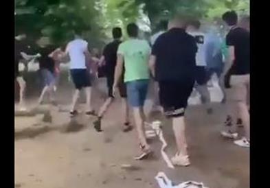 Видео: Масовна тепачка меѓу средношколци од две белградски гимназии