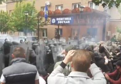 Видео: Над 50 граѓани повредени во инцидентите на северот на Косово