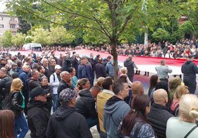 На Косово мирно, граѓани присутни пред општините Лепосавиќ и Звечан
