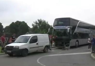 Училишен автобус со 79 ученици се судри во Србија, десетина повредени (ФОТО)
