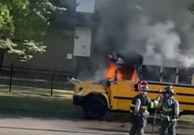 Бремена жена- возач на училишен автобус во САД спасила 37 деца од сигурна смрт (ВИДЕО)