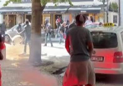 Хулигани направија хаос во Прага: Летаат камења, палки и столови (ВИДЕО)