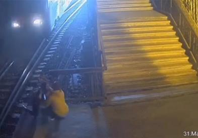 Спречена трагедија во Србија: Жена и дете за момент се спасија пред воз во полна брзина (ВИДЕО)
