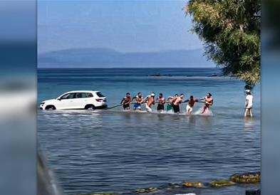 Хит снимка: Во близина на Атина вадат Шкода, што пропаднала во море (ВИДЕО)