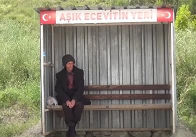 Турчин секој ден, веќе 24 години оди на автобуска станица и ја чека загубената љубов (ВИДЕО)