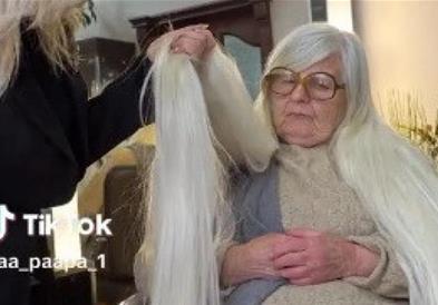 Една 90-годишна госпоѓа никогаш не ја потстрижала својата коса (видео)