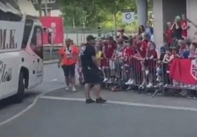 Халанд е дочекан со свирежи, откако не сакаше да им ја исполни желбата на навивачите (ВИДЕО)