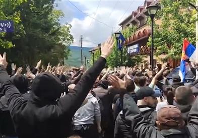 Продолжуваат мирните протести на Србите на Косово,граѓаните вознемирени поради претепаните деца