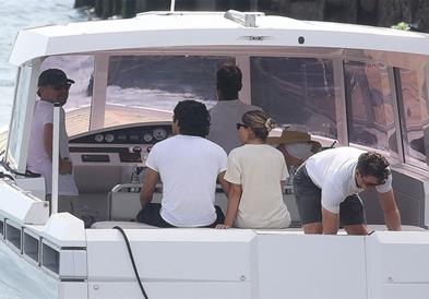 ДиКаприо се одмора на јахта во близина на Италија во друштво со 28- годишна манекенка