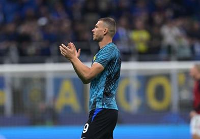 Един Џеко пристигна во Истанбул на лекарски преглед пред потпис за Фенербахче