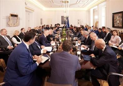 Новата грчка Влада ја одржа првата седница, министрите добија сини папки со приоритети 