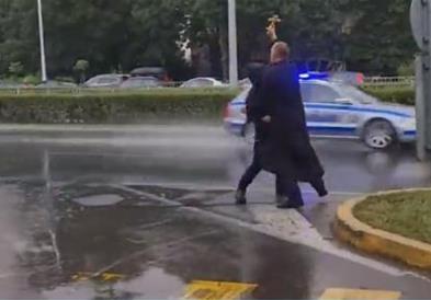 Бугарски свештеник  во Софија фрли анатема врз колоната со Зеленски!