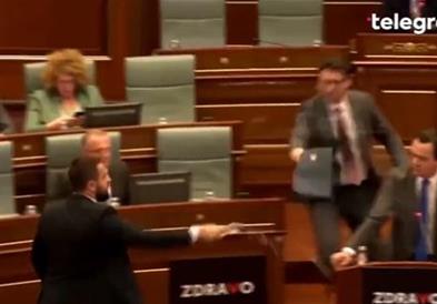 Видео: Хаос во косовскиот парламент, премиерот Курти испрскан со вода