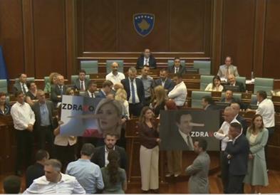 Пратениците на ДПК повторно ја блокираа говорницата на косовскиот Парламент