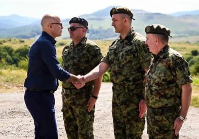 Министерот за одбрана на Србија го обвини Косово за дополнително вооружување