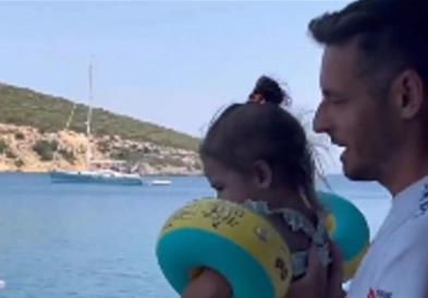Татко си ја фрлил ќеркичката во море за да научи да плива, следува ужас (ВИДЕО)
