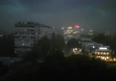 Белград и вечерва на удар на страшното невреме, нема струја во делови од градот (ВИДЕО)