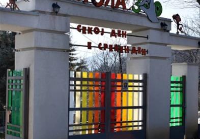 Топлотниот бран скротен со свежа вода за животните во битолската Зоолошка градина