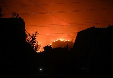 На Родос повторно се разгоре пожарот, на Крф синоќа превентивно евакуирани 2.466 лица