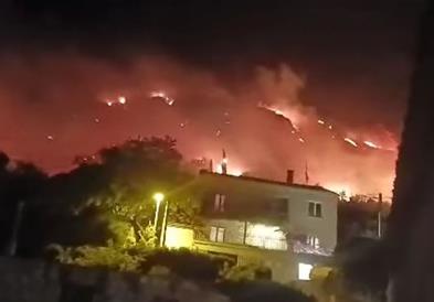 Се шири пожарот во близина на Дубровник: Состојбата не е добра, може да дојде до куќите