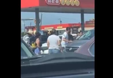 Видео: Американец скрши ветробранско стакло за да си го спаси бебето од прегреаното возило