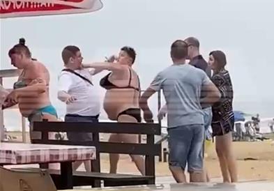 Русинка нокаутира маж и жена во масовна тепачка на плажа (ВИДЕО)