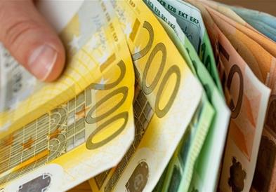Работник во Унгарија по грешка добил плата од 92.000 евра