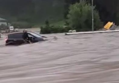 Во силно невреме во Словенија загинаа неколку лица, екстремните врнежи стигнаа и до Хрватска
