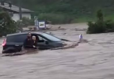Ужас во Словенија: Надојдени води носат жена, заробена во автомобил (ВИДЕО)