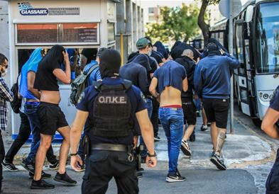Дел од хулиганите на Динамо се обиделе да избегаат од Грција со брод како туристи