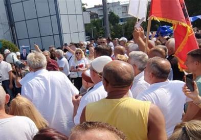 Протест во Приштина за поддршка на владата и против опозицијата и аналитичарите