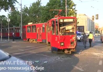 Се судрија трамвај и автобус во Белград – најмалку 10 повредени