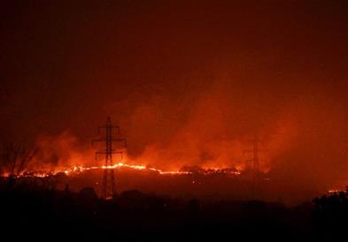 Маж загина во големиот шумски пожар во Грција, евакуирани туристи од плажа (ВИДЕО)